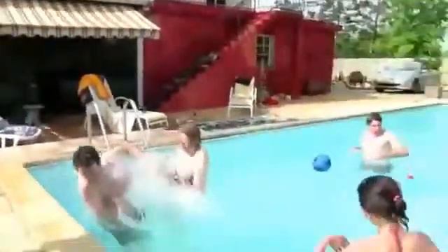Мужик обосрался в басейне) хахахах смотреть онлайн