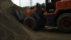 Фронтальный погрузчик UMG TL155. Погрузка отсева в КамаАЗ-