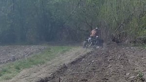 Минипогрузчик на необрезанных мостах,вспашка земли.