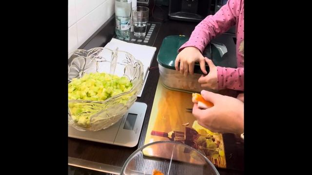 Готовим Вместе Низкоуглеводный Салат С Крабовыми Пал? смотреть онлайн