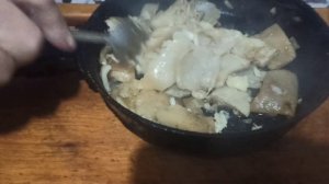 Свиные шкурки соевом соусе с чесноком