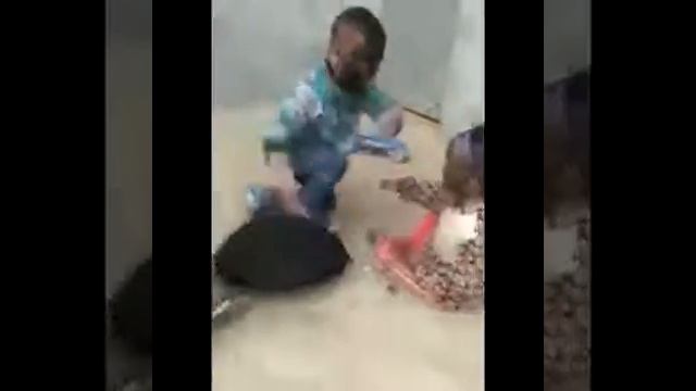 Мальчики и девочка играют в камень ножницы бумага