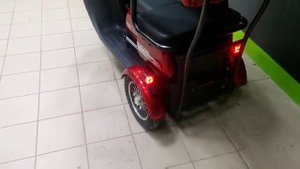 Трицикл с крышей электротранспорт на три места