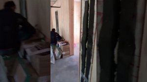 брат строит каркасную баню