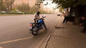 девушка выкинула розу, дарите девушкам цветы будьте с?