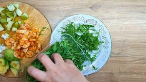 Салат с креветкой и грушей