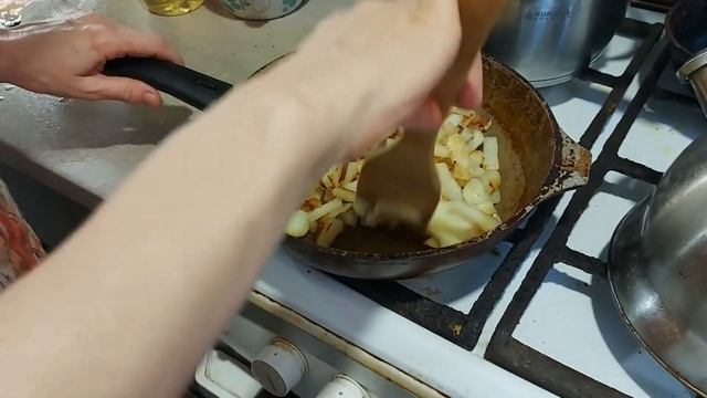 Жаренная картошка майонез и зелень