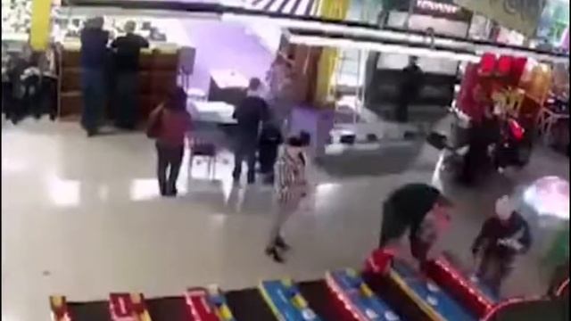 Жуткие кадры начала пожара в ТЦ «Зимняя вишня» в Кемер смотреть онлайн