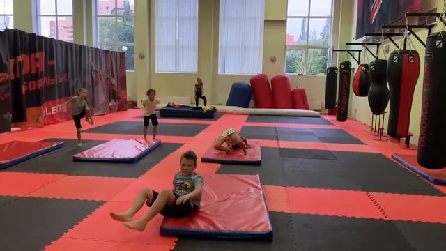 Тренировка по хип-хоп и акробатике