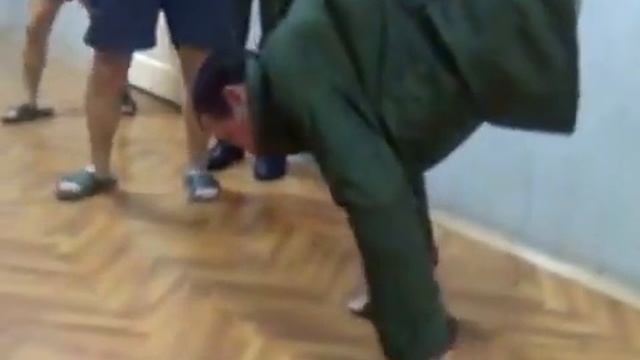 АРМЕЙСКИЕ ПРИКОЛЫ: Двурукий солдат смотреть онлайн