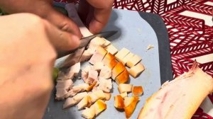 Освежающий салат с айсбергом, копченой курицей и куку?