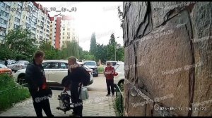 УДАРИЛ РЕБЕНКА: во дворе 98 дома на Московском проспекте неадекват ударил мальчика по лицу.