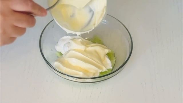 Чесночный соус со сметаной майонезом и свежим огурцо?