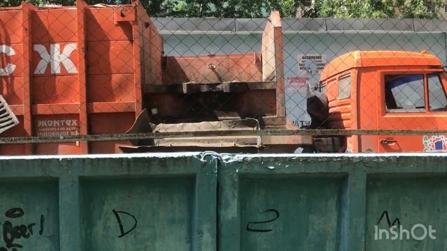 Мусоровоз грузит мусор мусор 🗑 смотреть онлайн
