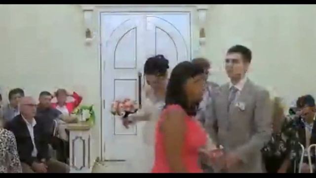 ПРИКОЛ. Жених упал на свадьбе .Не хочу женится №2.Юмор.Угарное. смотреть онлайн