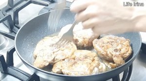 Куриные бедра с картошкой и сыром на сковороде.