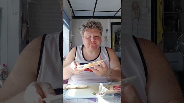 Миксовый завтрак😁Ливерная, масло, сыр, хлебец, огурец смотреть онлайн