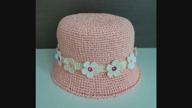 Шляпка из розовой рафии с тесьмой, вяжу крючком