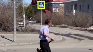 Прикольное видео. | Алкаш против автобуса.