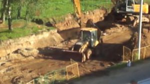 ТРАКТОРА КОПАЮТ ЗЕМЛЮ