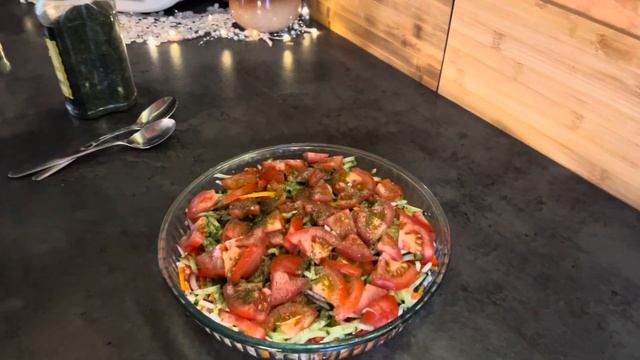 Салатик с коктейльным соусом! смотреть онлайн