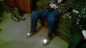 Приколюха -  пацану подожгли ноги.