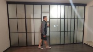 Межкомнатная перегородка в стиле лофт, с синхронным открыванием двери.