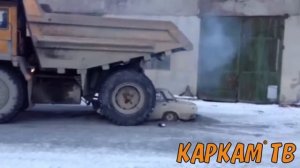 БелАз раздавил жигули