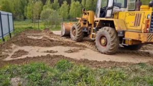 Работа на участке. Фронтальный погрузчик Амкодор .