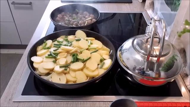 Жаренная картошка с фрикадельками и салатом! смотреть онлайн