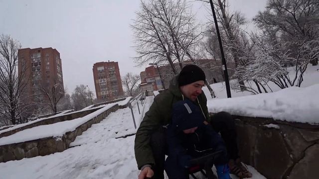 Катание с горки на снегокате кормим голубей и уточек парк Дружбы смотреть онлайн