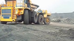 буксировка самосвала белаз 75135