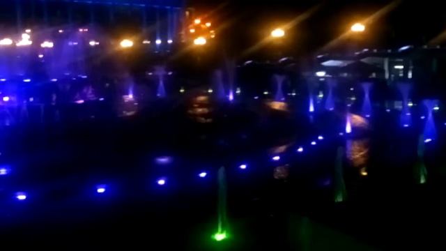 Удивительные разноцветные поющие фонтаны ночью в Алмате смотреть онлайн