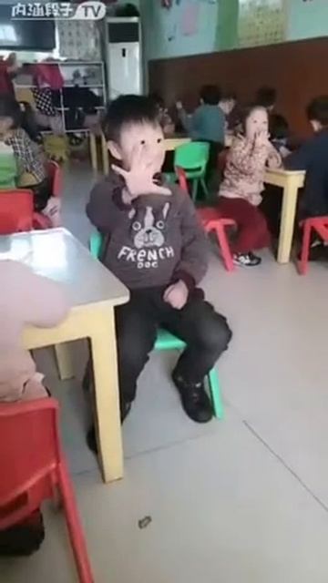 Мальчик возле доски!😂 смотреть онлайн