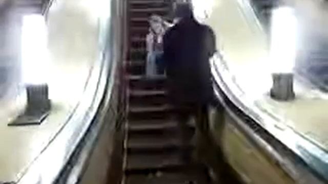 Пбяный мужик на эскалаторе Прикол!!! смотреть онлайн