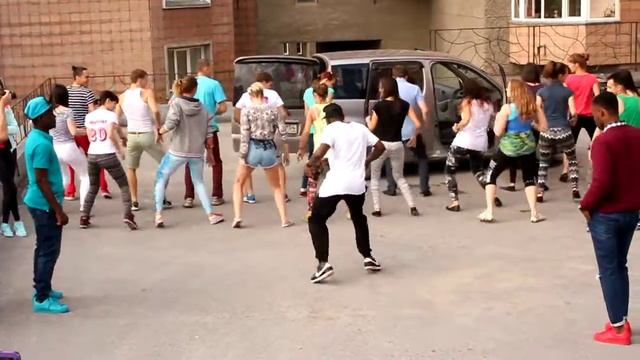 А, давайте, ПОТУСИМ? #sibkizz. Афро-хаус на улице3 смотреть онлайн