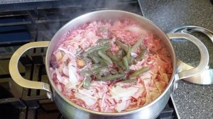 Борщ наваристый. Кисло – сладкий и ярко – бордовый, во
