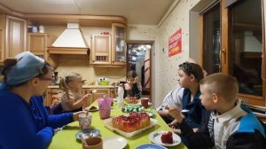 Подарок для папы из мусорки - Дети учудили...