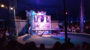 Выступление акробатов