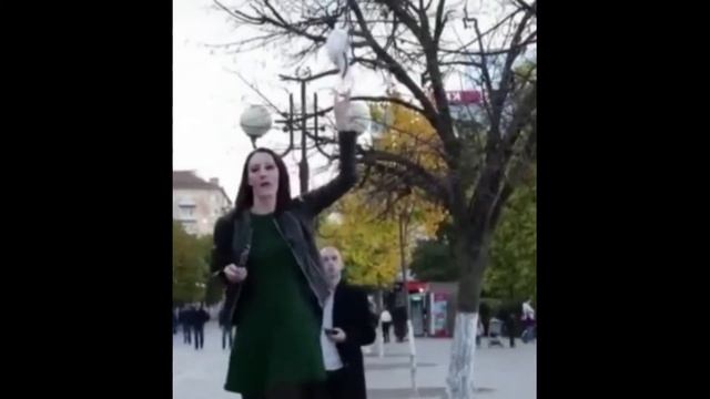 ОЧЕНЬ ВЫСОКАЯ ДЕВУШКА ПРИКОЛЬНУЛАСЬ НАД ПАРНЕМ. СМЕШНОЕ ВИДЕО! смотреть онлайн