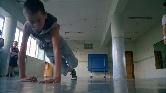 Дети танцуют брейк данс. Школа танцев Cool Beat. смотреть онлайн