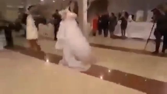 Красиво танцует, прикольная девушка!!! смотреть онлайн