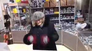 Бабка поёт и танцует под буратино😂😂😂😂 ржака😆😆