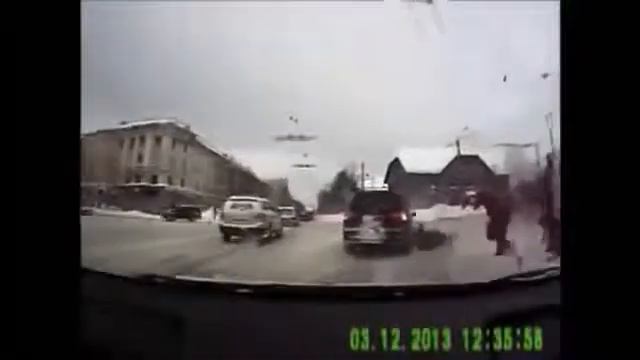 Лошадь сбивает машину! Смешно дорожный прикол 2013!  funny video joke in new 2013