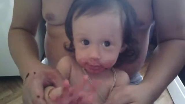 Как нужно кушать ежевику...))) смотреть онлайн