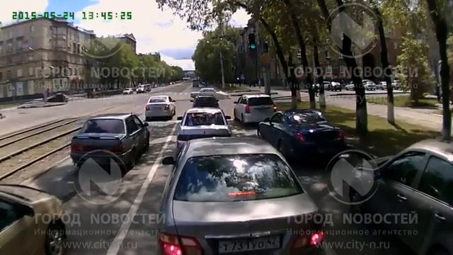 Над сити хотела пролететь  Черная молния ! прикол смотреть онлайн