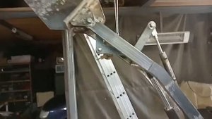 Повторитель и ковш минипогрузчика.