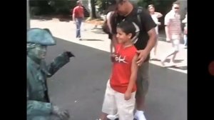 Пранк живая статуя! Попробуй не засмеяться)