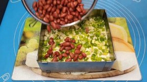 Салат с курицей, ананасом и фасолью Слоеный