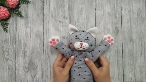 Милый котенок сладко спит и видит сны 🐟 Котенок из носков  🐱🧦